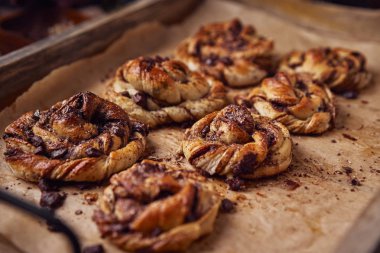 Çikolatalı kek yemek kavram olarak Cinnabon. Görünümü kapatın