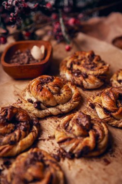 Çikolatalı kek yemek kavram olarak Cinnabon. Görünümü kapatın