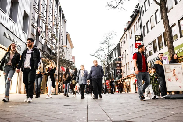 Nurmberg, ALEMANIA - 27 de febrero de 2019: Anciana y hombre caminando por la calle comercial . —  Fotos de Stock