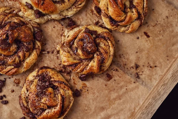 Çikolata ve pasta yemek kavram olarak tarçın ile buns. Üstten görünüm. Görüntüyü Kapat