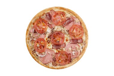 Pizza beyaz arka planda izole edilmiş. Peynir, domates ve pastırma ile sıcak fast food. Menü kartı, web tasarımı, site, mağaza veya teslimat için Gıda Görüntü. Yüksek kaliteli rötuş ve izolasyon
