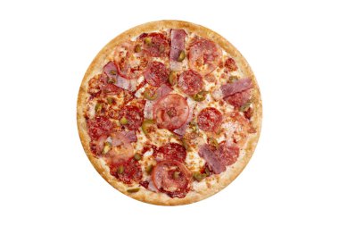 Pizza beyaz arka planda izole edilmiş. Peynir, domates ve jalapenos ile sıcak fast food. Menü kartı, web tasarımı, site, mağaza veya teslimat için Gıda Görüntü. Yüksek kaliteli rötuş ve izolasyon