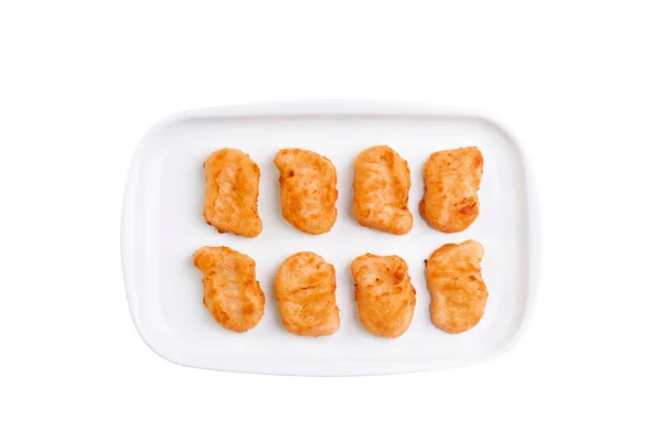 Gebratene Chicken Nuggets auf weißem Teller isoliert auf weißem Hintergrund. Heißes Fastfood. Lebensmittelbild von oben für Speisekarte, Webdesign, Website, Shop oder Lieferung. hochwertige Retusche und Isolation — Stockfoto