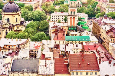 Lviv, Ukrayna - 20 Mayıs 2019: eski Lviv manzarası. Tarihi şehir merkezindeki evlerin parlak renkli çatıları