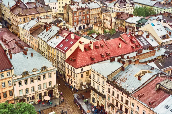 Lwów, Ukraina - 20 maja 2019: Widok na stary Lwów. Jasny kolor dachy domów w historycznym centrum miasta — Zdjęcie stockowe