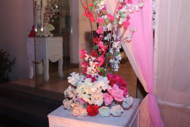 Parti için süslenmiş güzel vazo. 