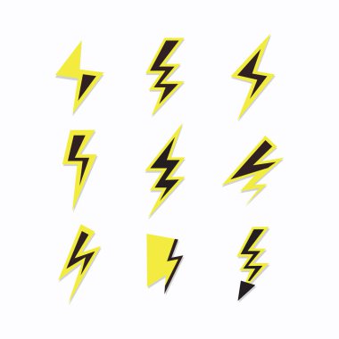 Siyah ve sarı gök gürültüsü işareti ve beyaz arka plan üzerine ayarlanmış şimşek simgeleri