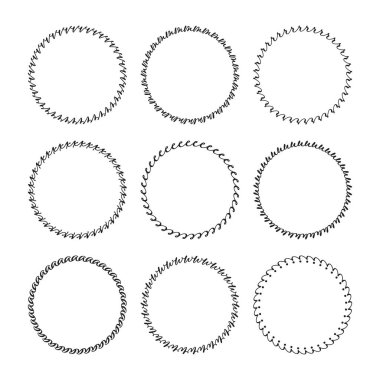 Farklı kıvrımlı karalama kalıplı simgeleri olan siyah, boş ve boş yuvarlak yaratıcı amblemler ve beyaz arkaplan üzerine dizayn edilmiş tasarım ögeleri