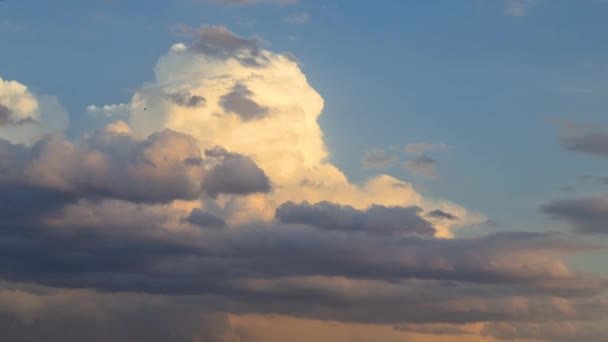 Tiempo de lapso de vídeo del movimiento de las nubes — Vídeos de Stock