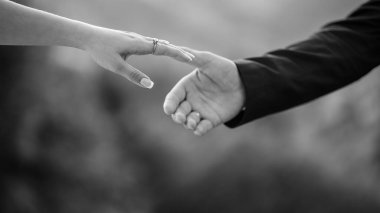 Güneşli bir günde gelinin ve damadın elleri 