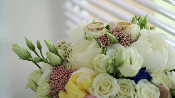 Yüzüklü ve yansımalı gelin buketi.