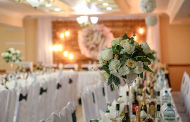 Düğün ve salonda ışıklı ve çiçekli ahşap kemer.