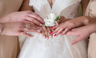 Düğün gününde kızların elleri...