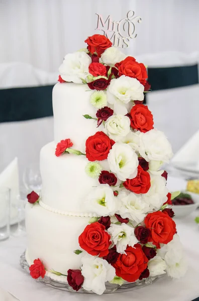 Gâteau Mariage Avec Fleurs Feuilles Vertes — Photo