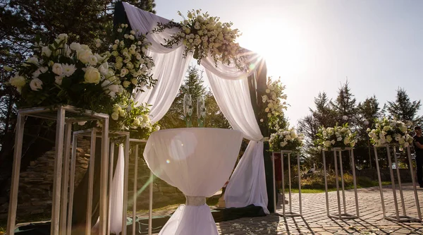 Arche Mariage Chaises Sur Herbe Verte Dans Parc Décoration Cérémonie — Photo