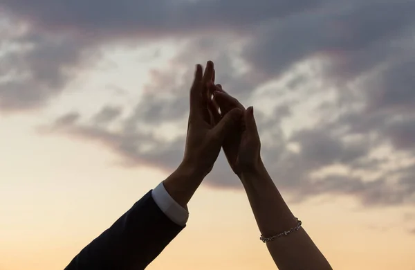 Düğünde gelinin ve damadın elleri.