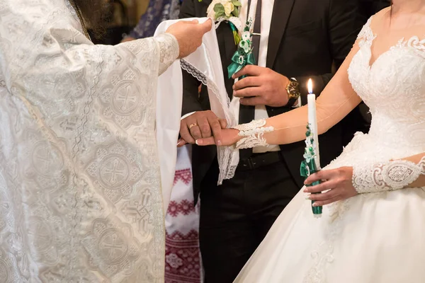 Mani Sacerdote Sposo Con Una Sposa — Foto Stock