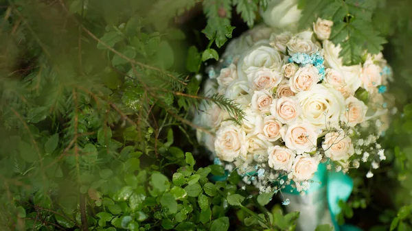 Buquê Casamento Flores Grama — Fotografia de Stock