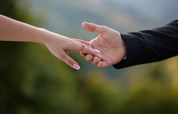 Händerna Bruden Och Brudgummen Solig Dag Bokeh Bakgrund Bröllopsdag — Stockfoto