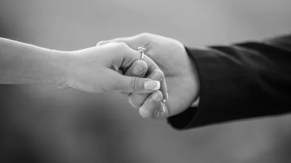 Güneşli bir günde gelinin ve damadın elleri 