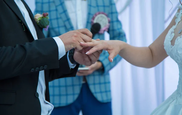 Sposo Mette Anello Sulla Mano Dito Spose — Foto Stock