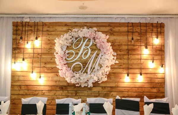 Boltív Világítással Virágokkal Esküvői Csarnokban Stock Fotó