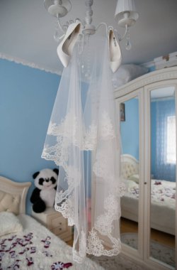 Gelinlik aynada asılı.