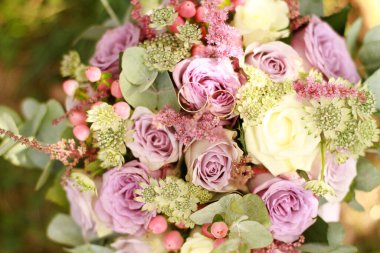 Bukette pembe bir gül. Yakından bak..