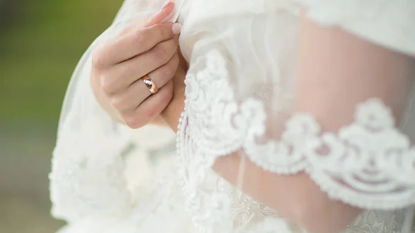 Bruid Omhelst Haar Jurken — Stockfoto