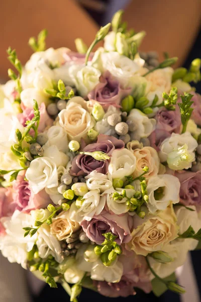 Zlaté Prsteny Svatební Kytici Květin — Stock fotografie