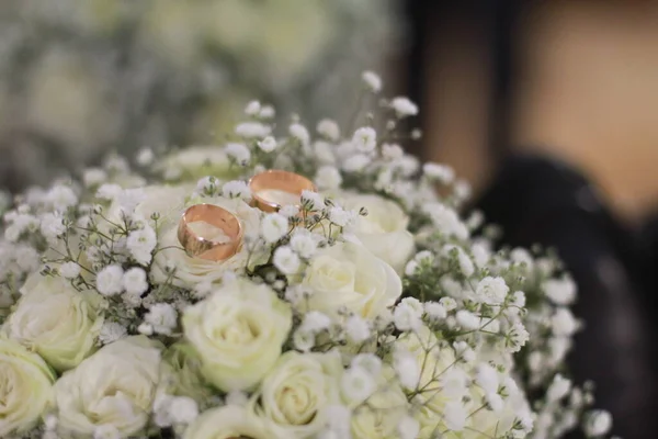 Arany Gyűrűk Egy Esküvői Csokor Virágon Esküvő — Stock Fotó