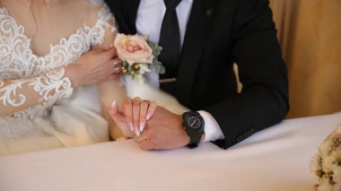 Klipsli gelin ve damadın elleri.