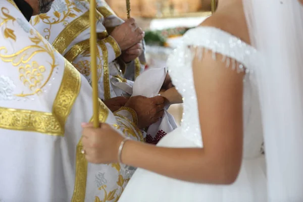 花嫁と司祭と新郎の手 — ストック写真