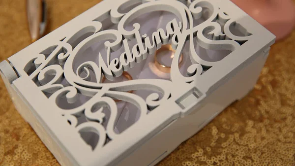 Bílá Dřevěná Krabice Prsteny Svatebním Dnem — Stock fotografie