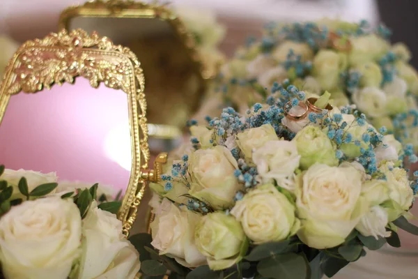 Virágcsokor Tükörképpel — Stock Fotó
