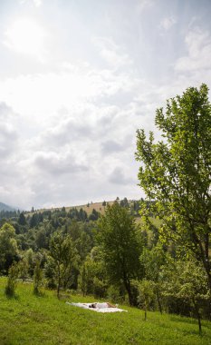 Gelin ormanda, çimlerin ve doğanın üzerinde yatıyor..