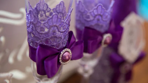 Kulağında fiyonk olan iki mavi bardak..