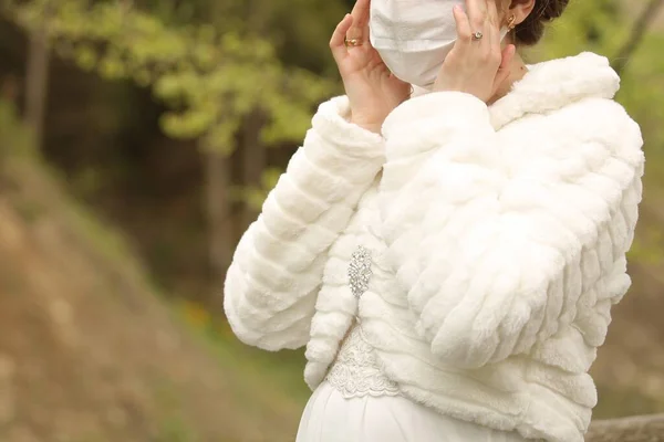 Ormanda ve dağın tepesinde elleri gözlerinde maskeli gelin..