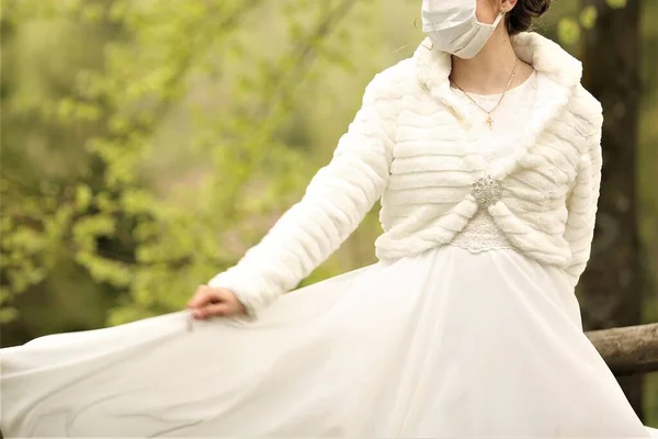 Ormanda ve dağın tepesinde maskeli gelin.