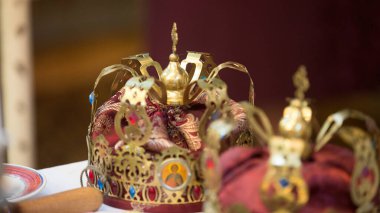 Kilisede altın taçlar