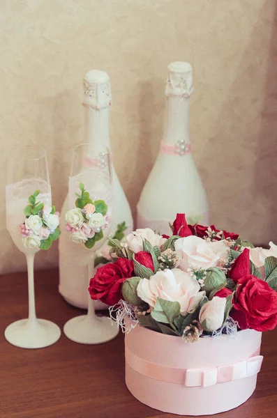 Sklenice Šampaňským Kyticí Květin — Stock fotografie