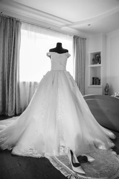 Robe Mariée Près Fenêtre — Photo