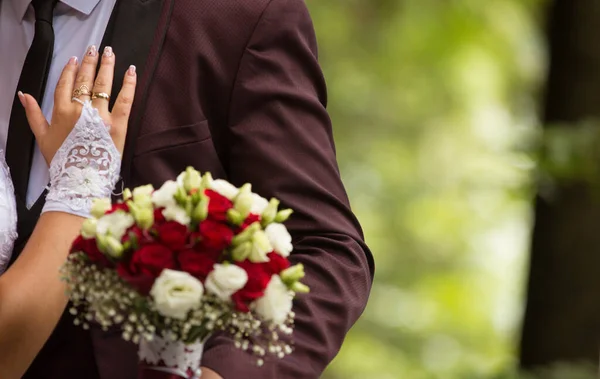 Gelinin eli damadın omuzunda Bir buket çiçek ve düğün günü