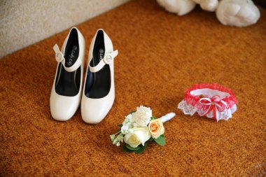 Yay ve gül çiçekli gelin ayakkabıları..