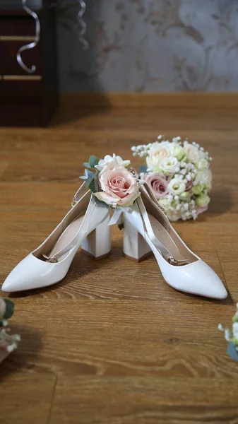 Virág Cipővel Menyasszony Háttérben Egy Csokor Virág Esküvő — Stock Fotó