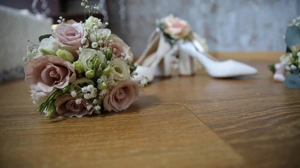 Virágcsokor Háttér Cipő Menyasszony Táblán — Stock Fotó