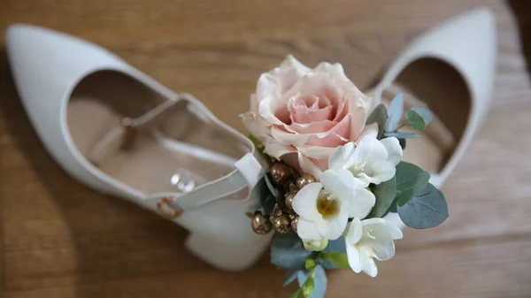 Flor Com Sapatos Noiva Fundo Buquê Flores — Fotografia de Stock