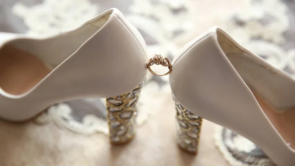 Chaussures Mariée Avec Une Bague — Photo