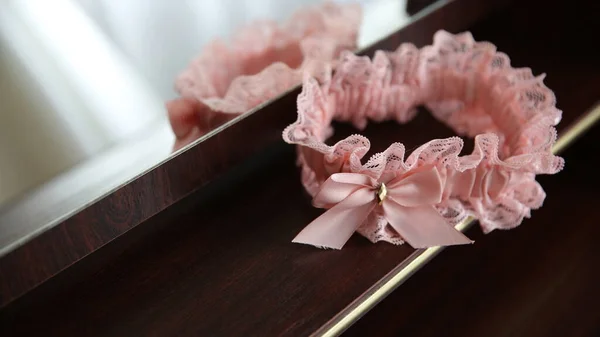 Aynadaki yansımayla eğil.