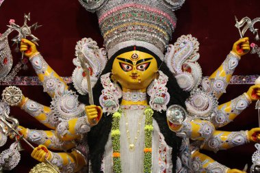 Durga Puja, Hindistan 'ın en büyük festivali. Durga puja festivalinde Hint kültürü sergileniyor. Kolkata Durga puja çok popüler bir Bengali festivalidir. Durga Puja en iyi Hindu festivali..